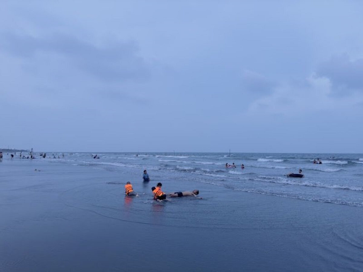 空は曇っていますが、ハイティン海はとても穏やかです。
