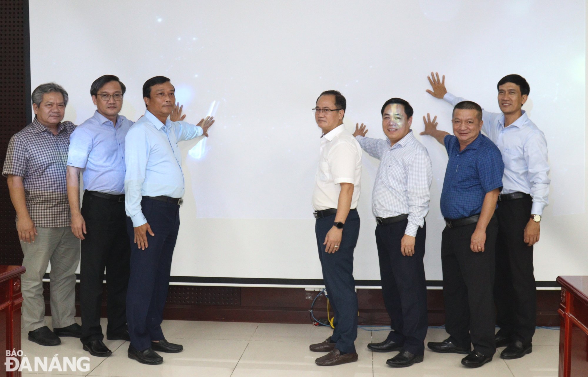 Leaders of the Department of Natural Resources and Environment of 7 South Central Coast provinces performed the button-pressing ceremony to launch the contest to learn about the 2024 Land Law. Photo: HOANG HIEP. Photo: HOANG HIEP