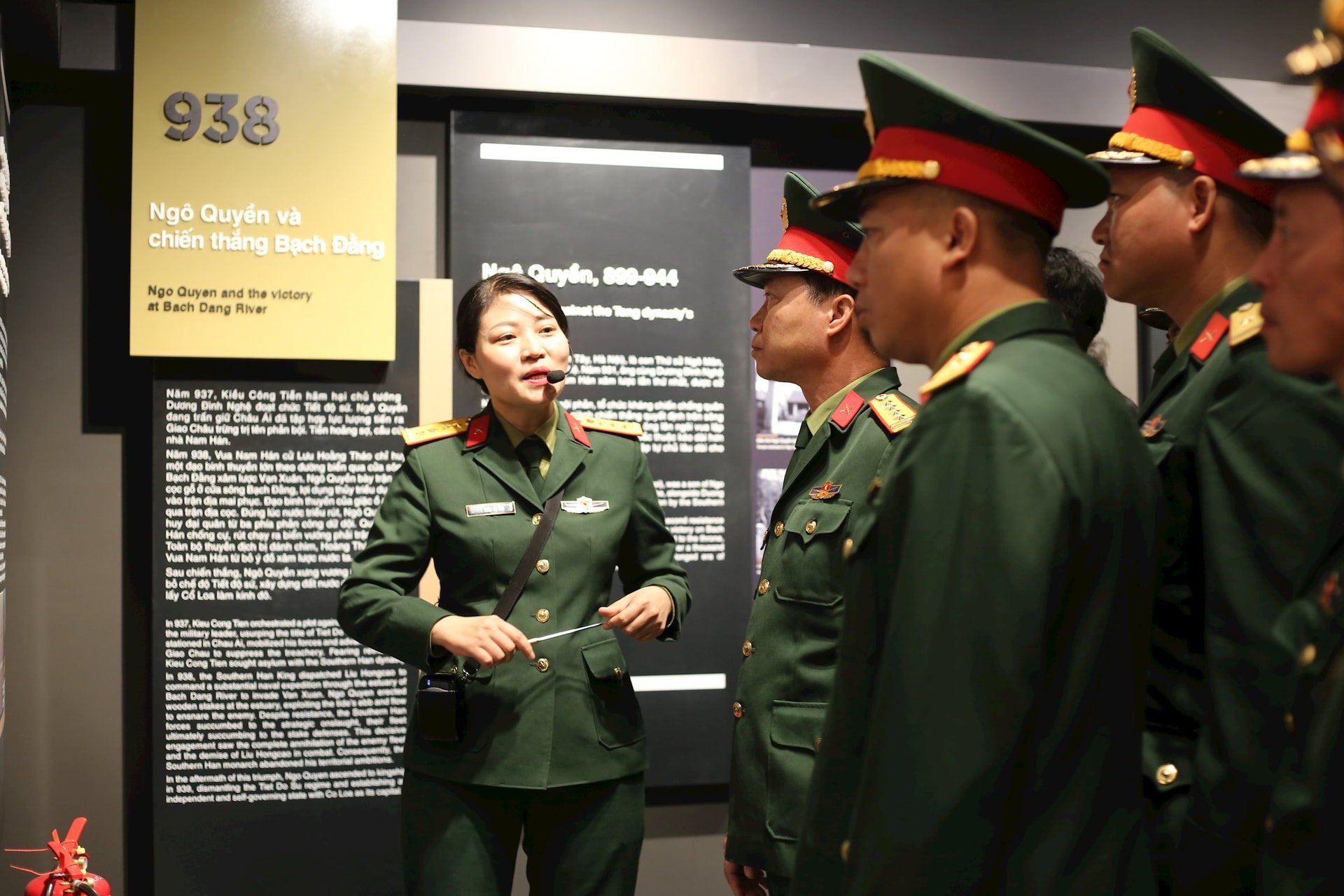 Oficiales y soldados de Hai Duong estudian tradiciones en el Museo de Historia Militar de Vietnam