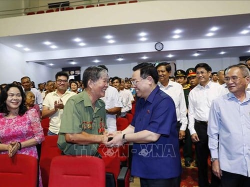 ประธานสภานิติบัญญัติแห่งชาติแสดงความยินดีกับเทศกาลเต๊ตและมอบของขวัญแก่ครอบครัวผู้กำหนดนโยบาย คนงาน และกองกำลังติดอาวุธของจังหวัดบั๊กเลียว