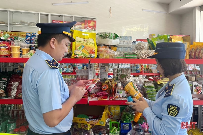 El equipo de gestión del mercado central de Ha Tinh se ocupa de 72 infracciones de seguridad alimentaria