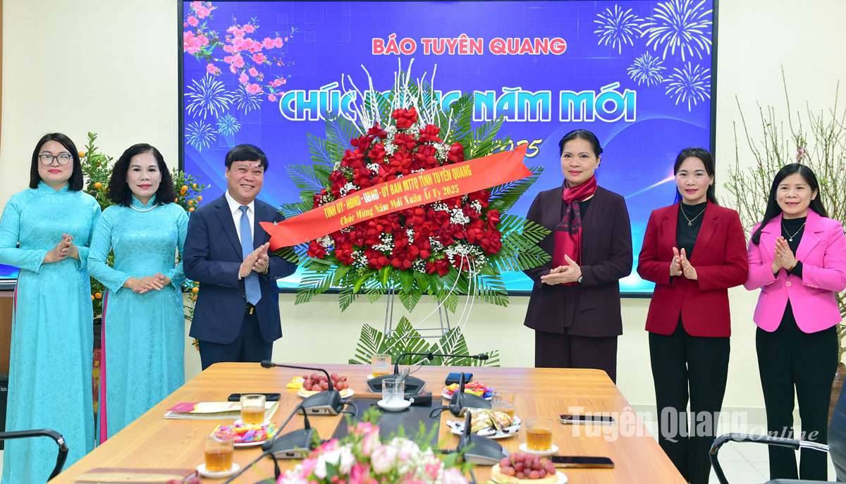 លេខាគណៈកម្មាធិការបក្សខេត្ត Ha Thi Nga បានទៅសួរសុខទុក្ខ និងជូនពរឆ្នាំថ្មីដល់កាសែត Tuyen Quang