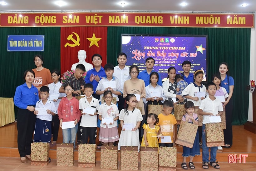 Trung thu ấm áp của trẻ em khiếm thị