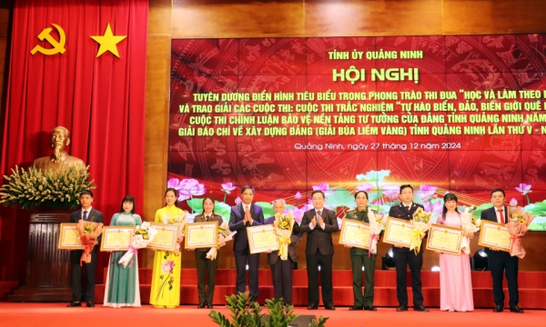 Commending typical examples in the emulation movement "Learning and following Uncle Ho" and awarding prizes in the Competitions and Press Awards on Party building