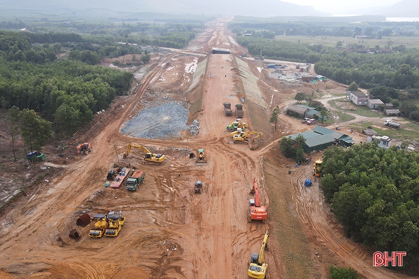 Am ersten Tag des neuen Jahres herrscht in Ha Tinh reges Treiben bei wichtigen Projekten