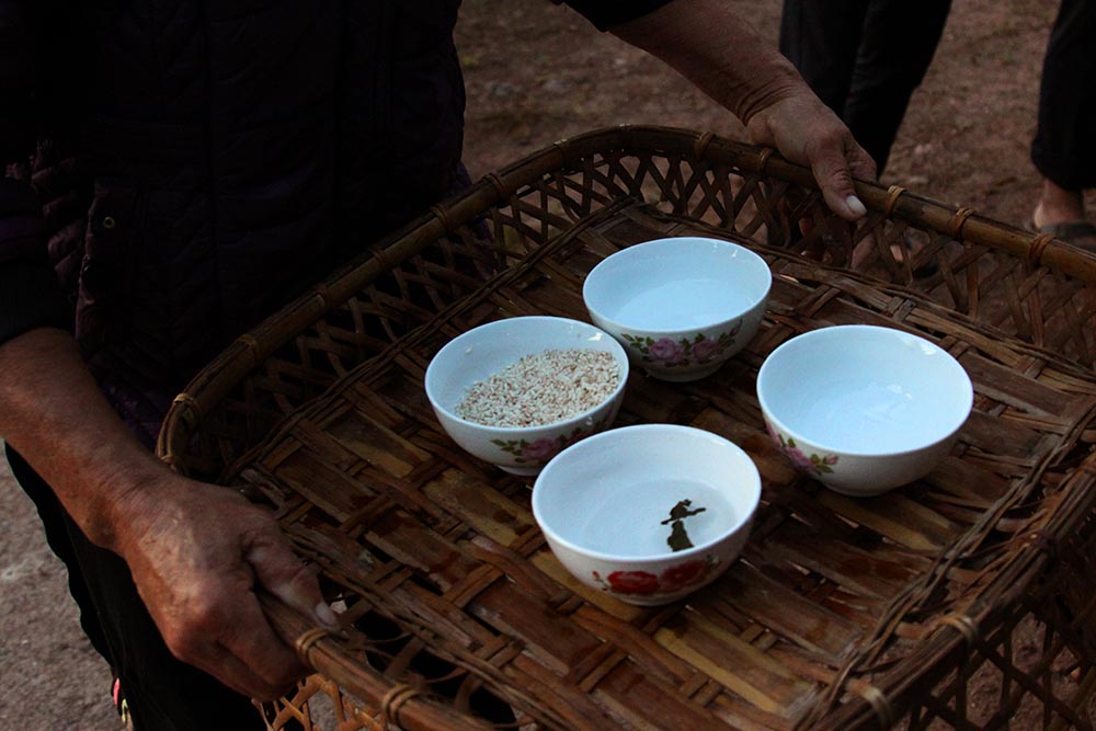 Gạo, nước, muối và rượu dùng để “làm lý” khi mổ lợn với ý nghĩa cầu mong sang năm mới gia chủ sẽ nuôi được những con lợn to hơn năm cũ.