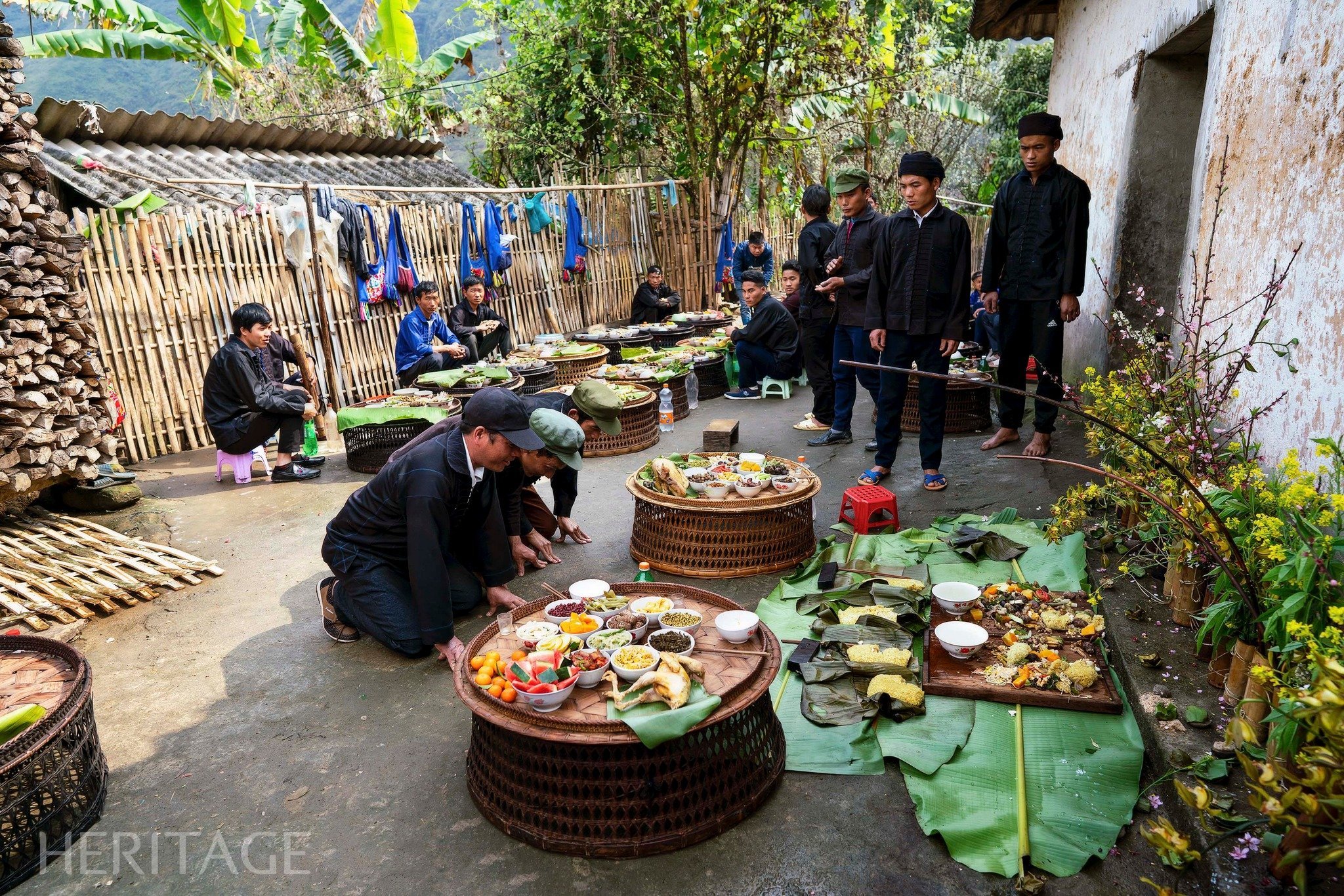 Có thể là hình ảnh về 7 người