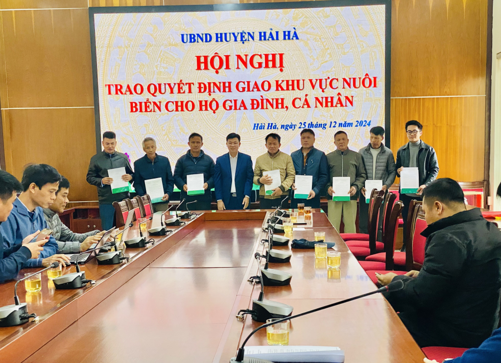 Leaders of Hai Ha District People's Committee handed over the decision to allocate marine farming areas to 8 households and individuals in Quang Minh commune.