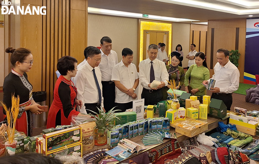 イベントに参加した代表団は、会議の枠組み内で製品展示ブースを訪問した。写真：THU HA