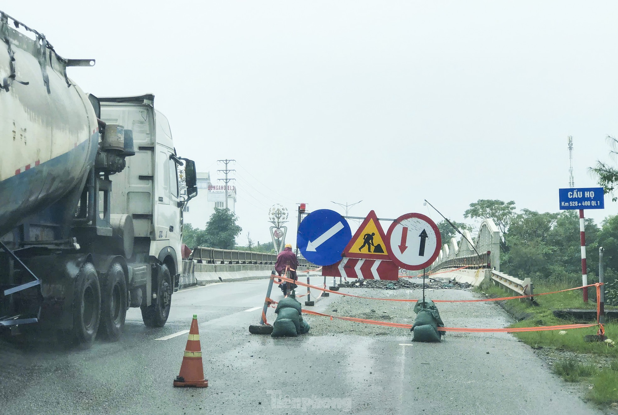 National Highway 1A through Ha Tinh 'eroded' after rain photo 10