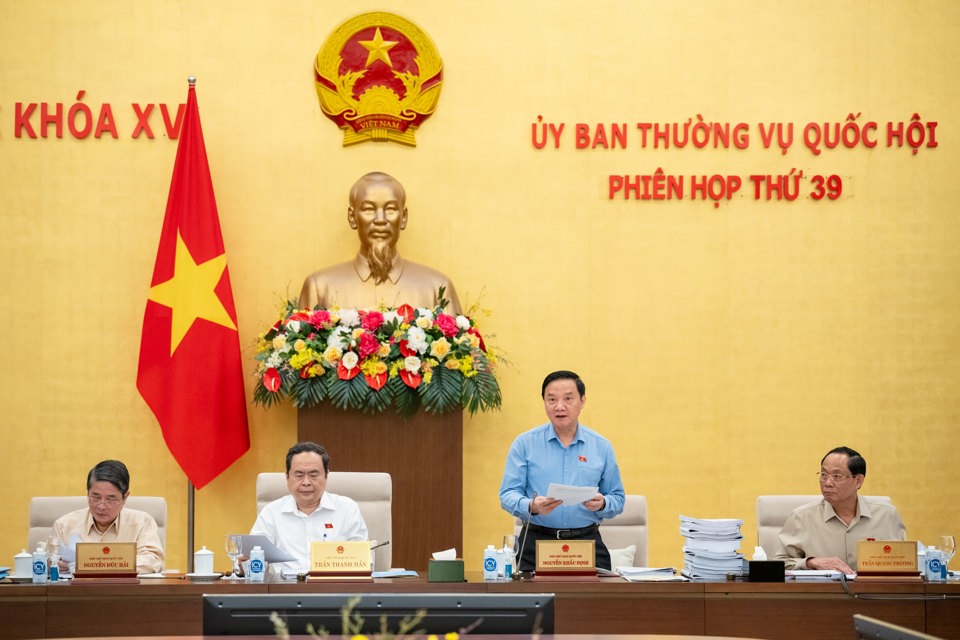 国会副議長のグエン・カック・ディン氏が会議の議長を務めた。写真: Quochoi.vn