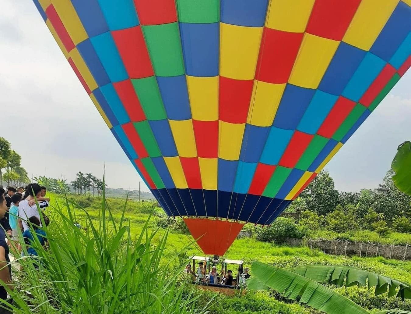 Hình ảnh khinh khí cầu được cho là rơi xuống ruộng lúa ở Ba Vì.