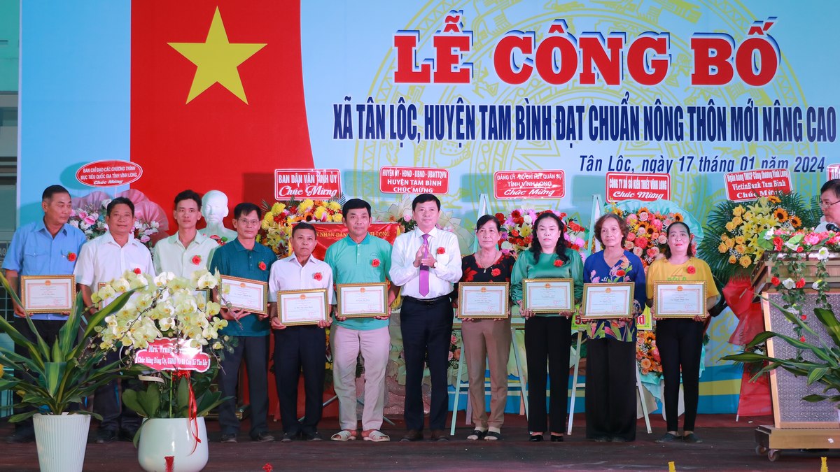 Rewarding collectives and individuals with outstanding contributions to the movement to build advanced new rural areas in Tan Loc commune.