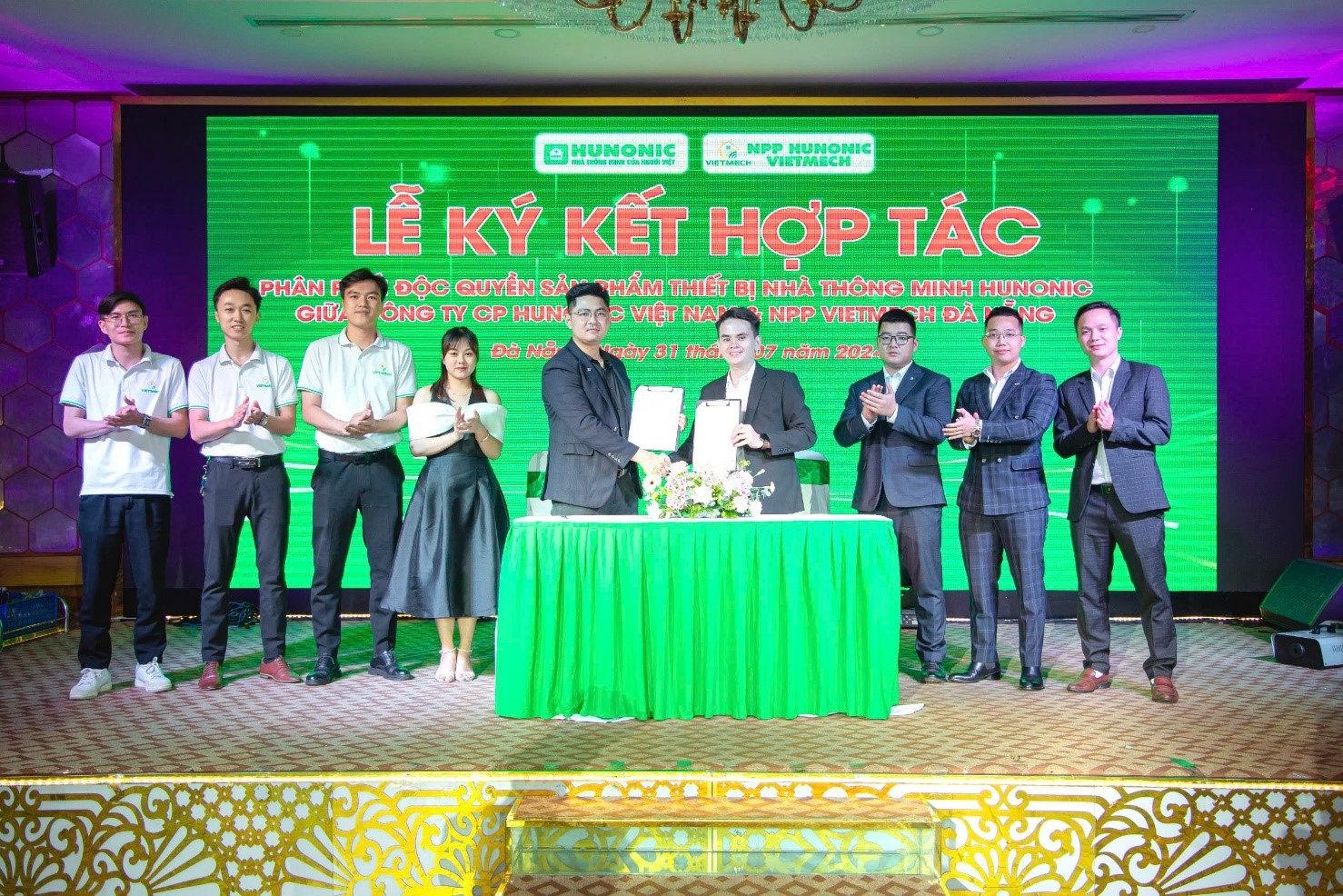 Pham Van Cuong 씨(왼쪽)는 Hunonic Vietnam Joint Stock Company의 창립자이자 대표이사이며, Ho Sy Tho 씨는 Vietmech Trading & Service Co., Ltd.의 이사이자 총괄 유통업체인 Hunonic Vietmech Da Nang의 대표이사입니다. 이들은 협력 계약서에 서명했습니다.