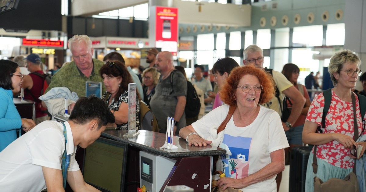 Passengers through Noi Bai and Tan Son Nhat airports suddenly decreased sharply