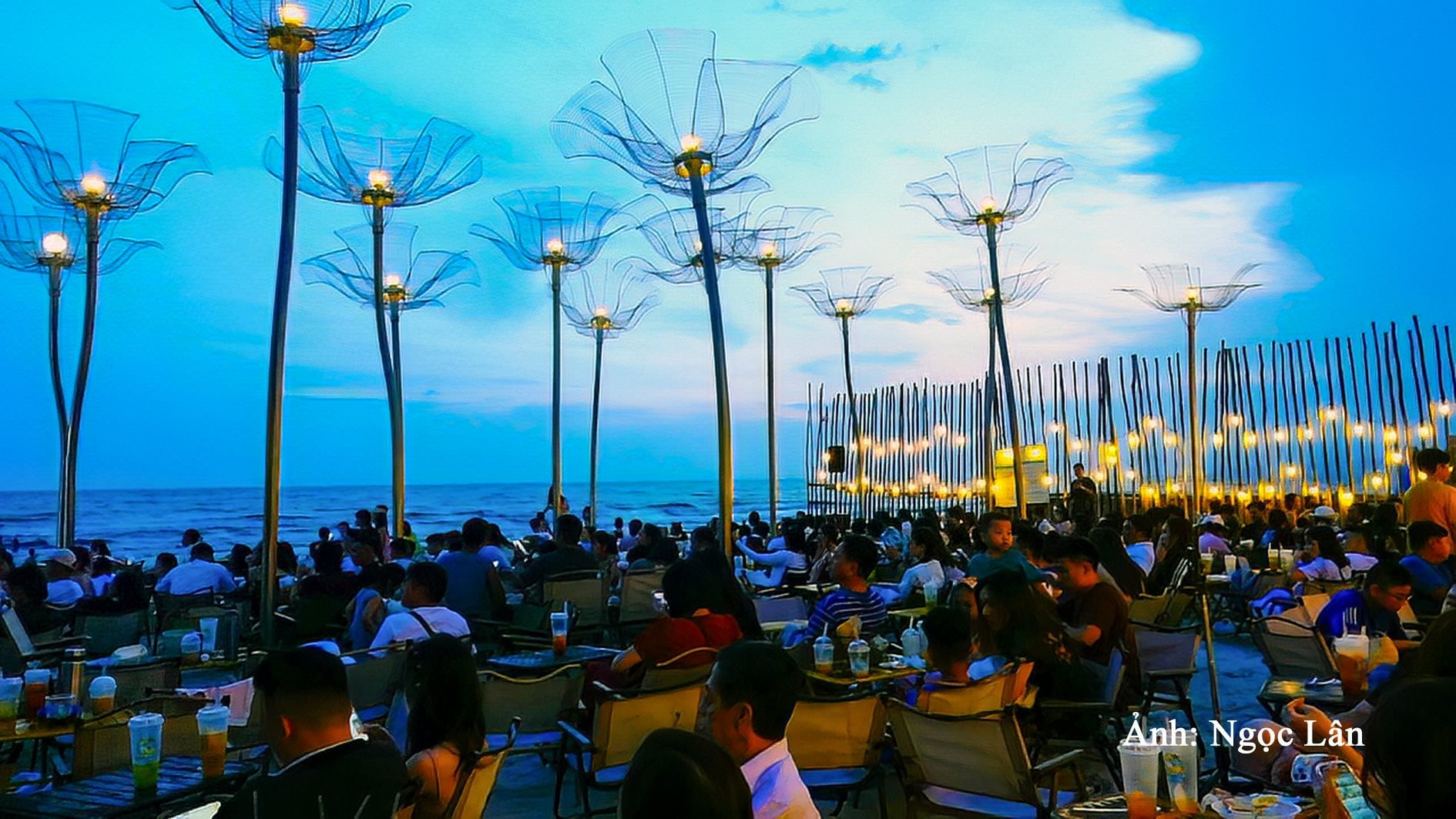 Noche de música en la playa para turistas en la zona turística de Hana Beach (foto n. lan 2)