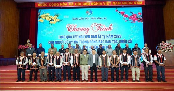 Gia Lai Provincial Ethnic Committee: Meeting and presenting Tet gifts to prestigious people among ethnic minorities