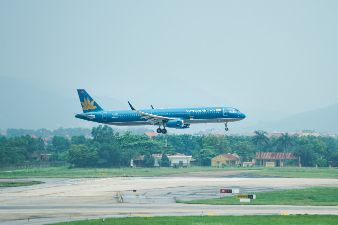 ノイバイ空港に着陸するベトナム航空の飛行機。写真：ルー・クイ