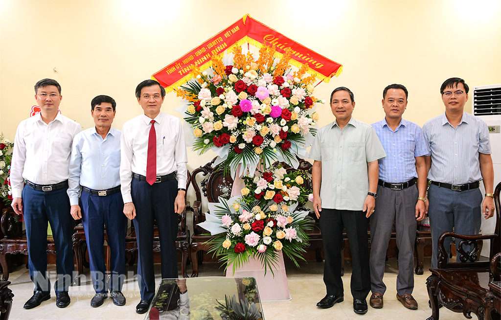 Provinzparteisekretär gratuliert der vietnamesischen Bauerngewerkschaft zum traditionellen Tag