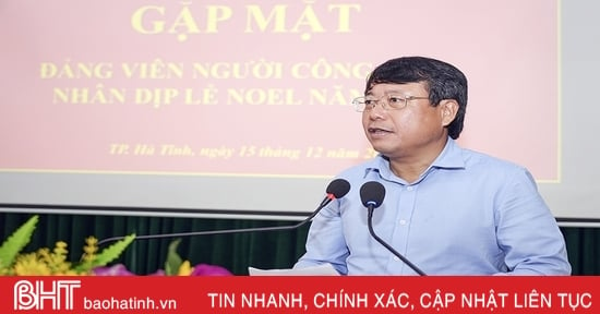 Le Comité du Parti de la ville de Ha Tinh rencontre des membres du Parti catholique à l'occasion de Noël