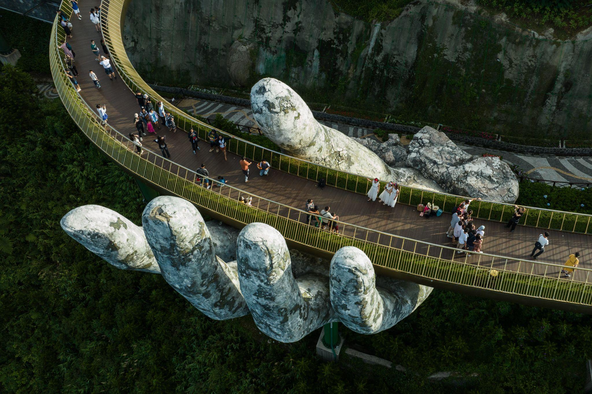 يعد الجسر الذهبي أحد مناطق الجذب السياحي في دا نانغ بشكل عام وSun World Ba Na Hills بشكل خاص. الصورة: تران توان فيت.