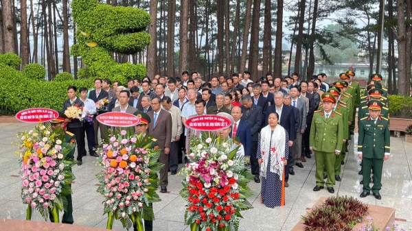 Lãnh đạo huyện Di Linh viếng Nghĩa trang liệt sĩ nhân kỷ niệm 95 năm Ngày thành lập Đảng