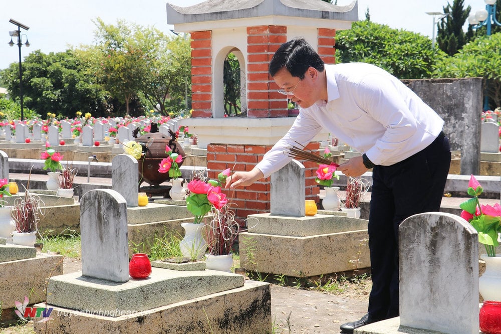 Le président du Comité populaire provincial offre de l'encens sur le site historique de Truong Bon