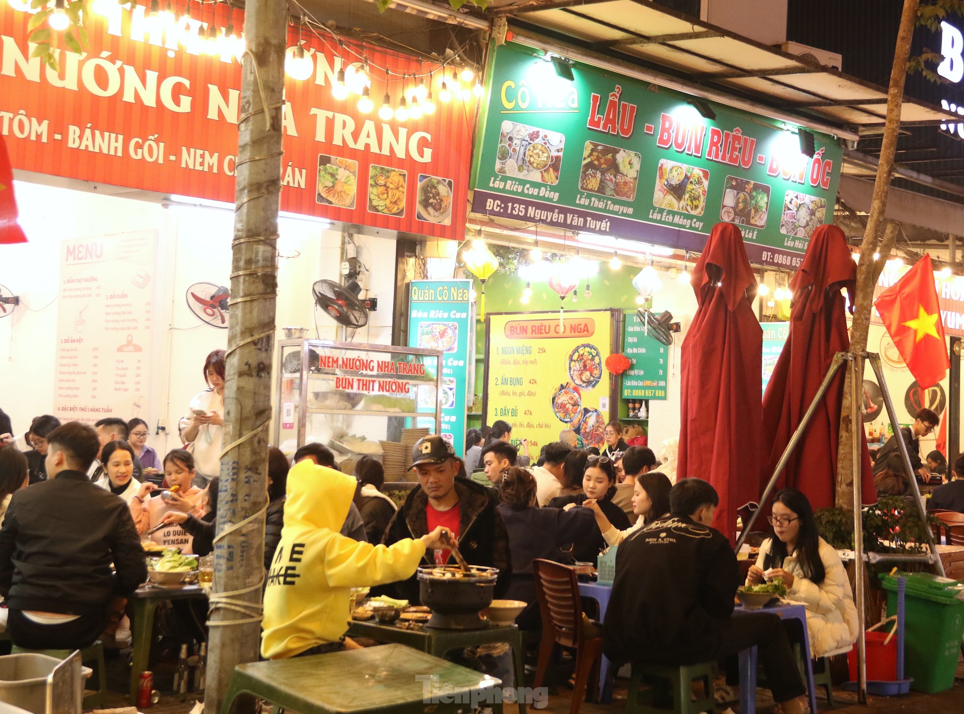 Chaos in der neu eröffneten Food Street in Hanoi Foto 4