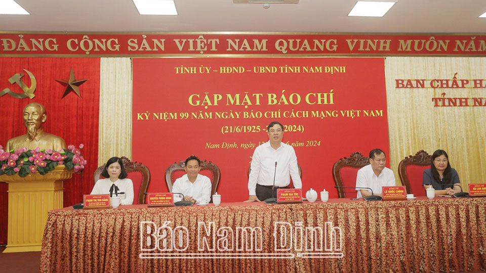 Comrade Pham Gia Tuc, member of the Party Central Committee, Secretary of the Provincial Party Committee, spoke at the meeting with representatives of central press agencies stationed in the area on the occasion of the 99th anniversary of Vietnam Revolutionary Press Day.