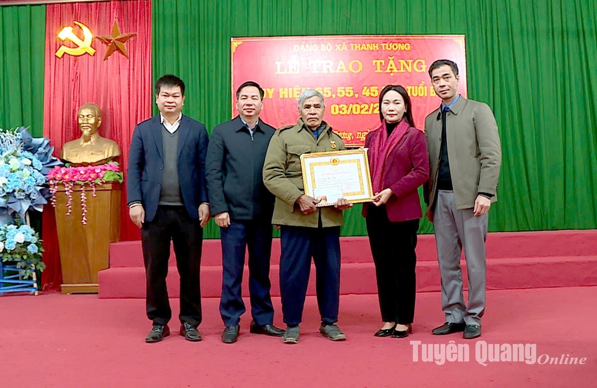 La camarade Nong Thi Bich Hue reçoit l'insigne du Parti pour ses 65 ans de service à Na Hang