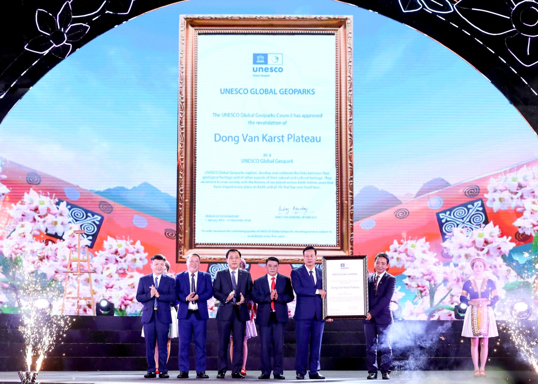 El viceministro de Cultura, Deportes y Turismo, Hoang Dao Cuong, entregó por tercera vez el Certificado de reconocimiento del Geoparque Mundial de la UNESCO de la Meseta Kárstica de Dong Van al presidente del Comité Popular Provincial, Nguyen Van Son, y a los presidentes de los Comités Populares de los cuatro distritos de la zona de la Meseta Kárstica.