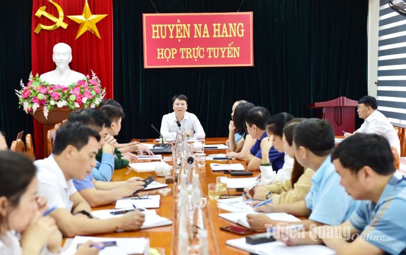 Na Hang ra quân trục vớt rác trên lòng hồ vào ngày 19-10