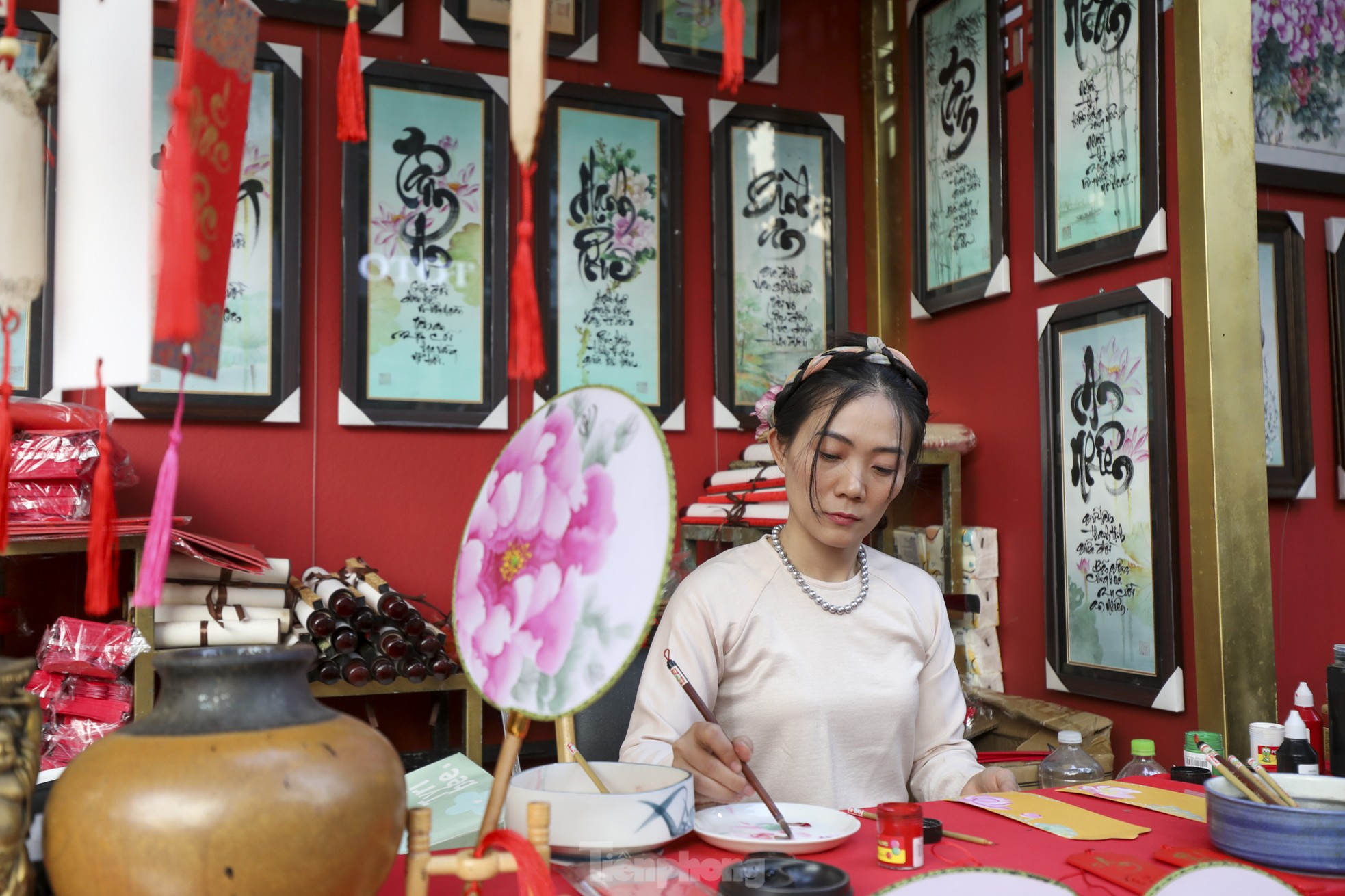 Junge Leute strömen in die Ong Do Straßen und Mai Vang Straßen in Ho Chi Minh Stadt, um Tet-Fotos zu machen. Foto 19