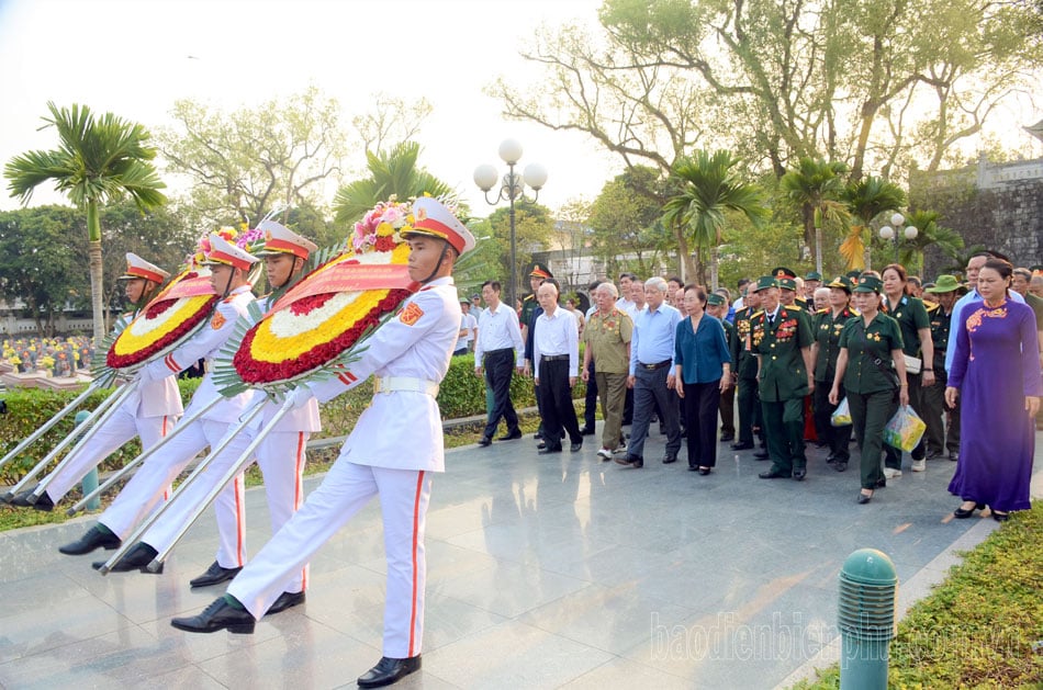 ទាហាន Dien Bien ទស្សនាទីបញ្ចុះសព A1 Martyrs