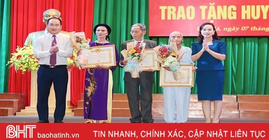 Lộc Hà trao tặng Huy hiệu Đảng cho 43 đảng viên