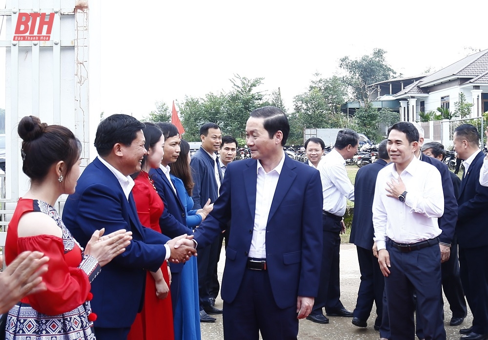 Le président du Comité populaire provincial, Do Minh Tuan, a assisté à la Journée de la Grande Unité nationale dans la zone résidentielle 5 de la commune de Can Khe