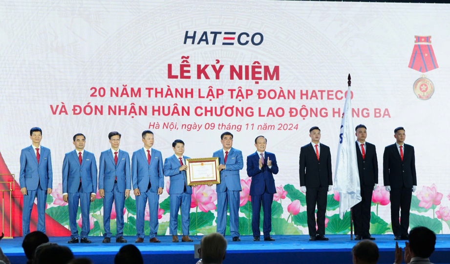 Le secrétaire adjoint du Comité du Parti de la ville, président du Conseil populaire de Hanoi, Nguyen Ngoc Tuan, a décerné la médaille du travail de troisième classe au personnel du groupe Hateco.