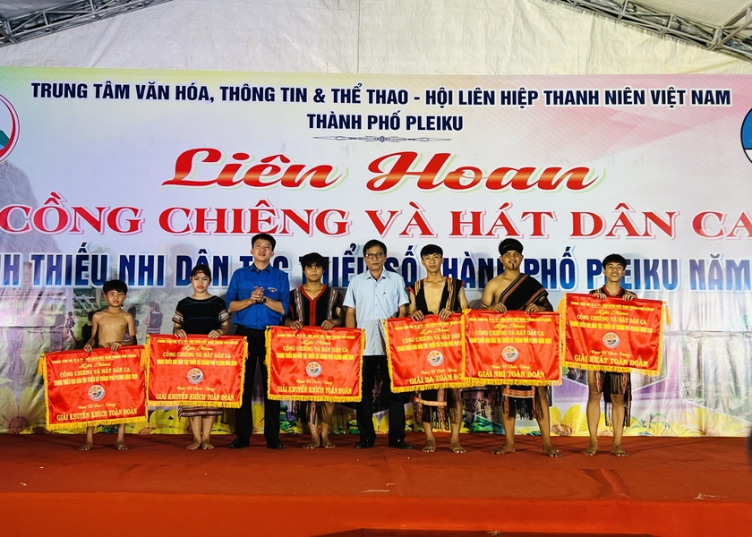 Ban tổ chức trao giải toàn đoàn cho các đội thi. Ảnh: M.N