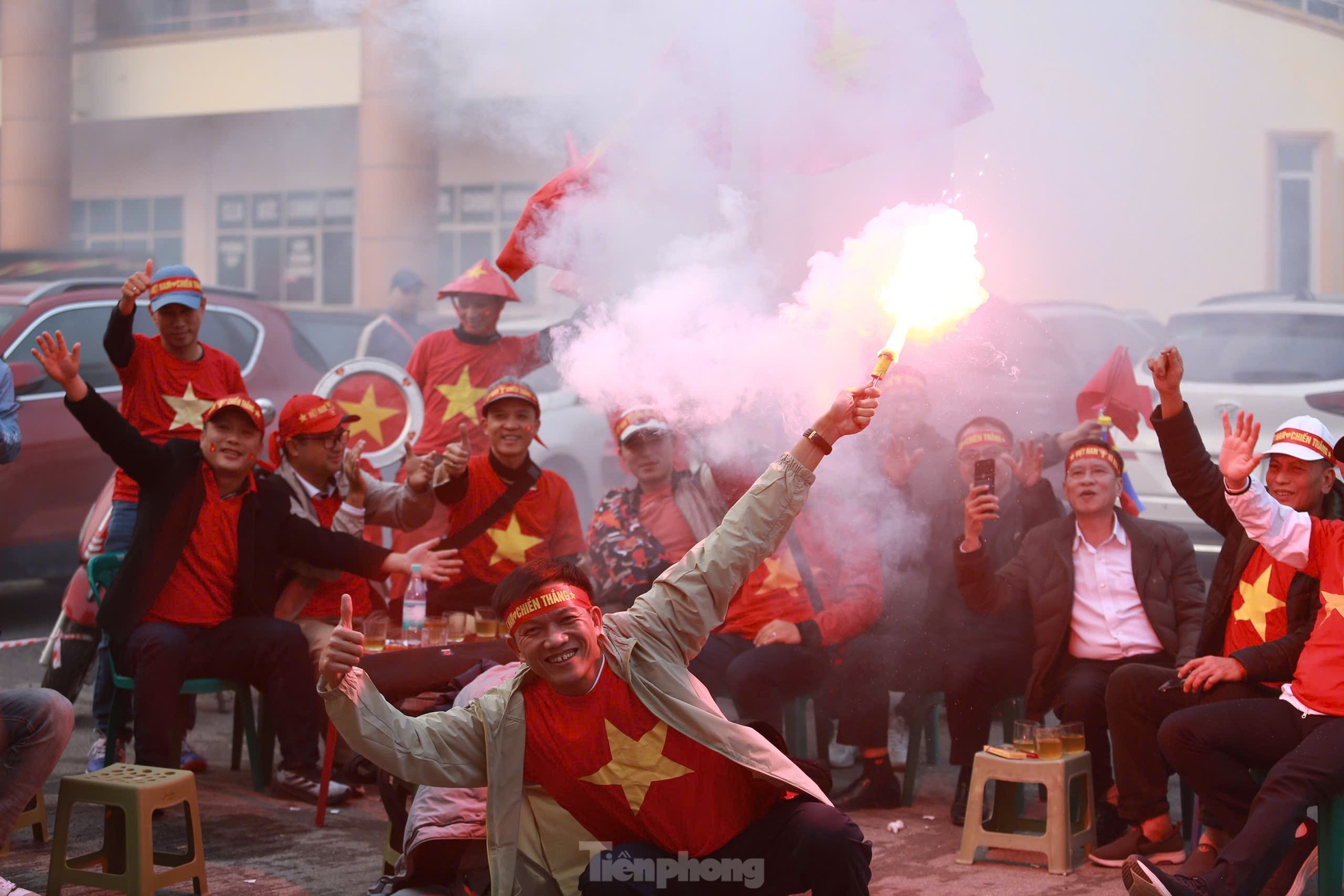 Viet Tri is glowing red, fueling the Vietnamese team in the second leg of the semi-final photo 6