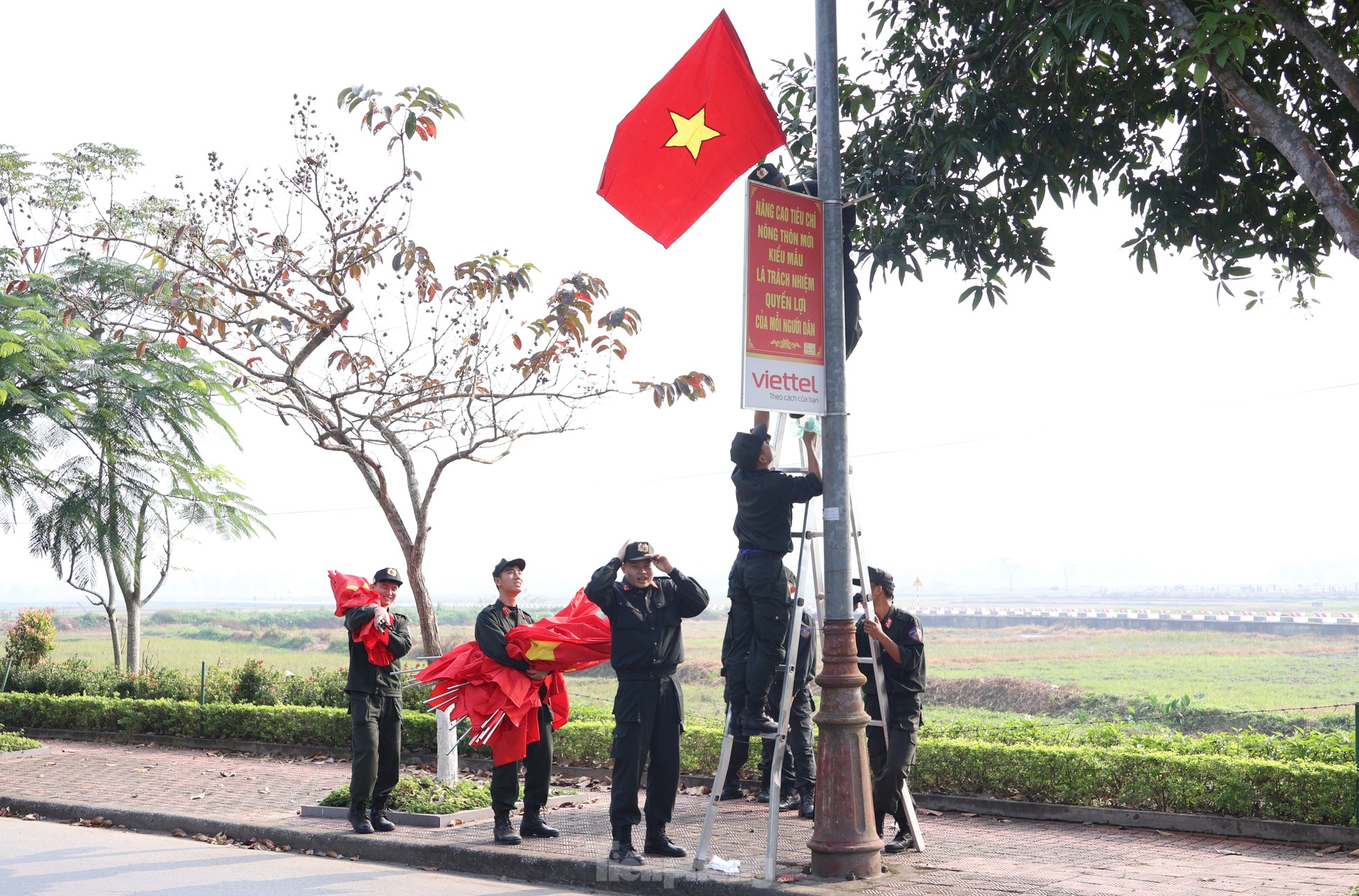 Tuổi trẻ cảnh sát cơ động dựng đường cờ Tổ quốc trên quê hương Bác ảnh 14