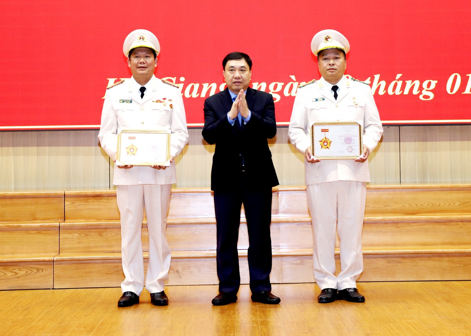 지방당위원회를 대표하여 응우옌 마잉 중(Nguyen Manh Dung) 사무총장 대행이 지방 경찰청장 판 후이 응옥(Phan Huy Ngoc) 대령과 지방 경찰청 부국장 황 반 마잉(Hoang Van Manh) 대령에게 기념 메달을 수여했습니다.