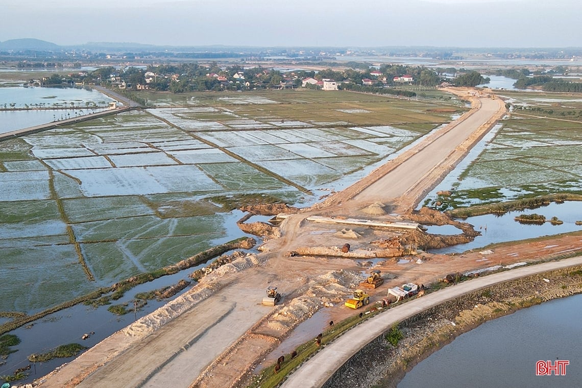 เมืองห่าติ๋ญพัฒนาโครงสร้างพื้นฐานก้าวหน้า สร้างฐานรองรับการขยายพื้นที่เมือง