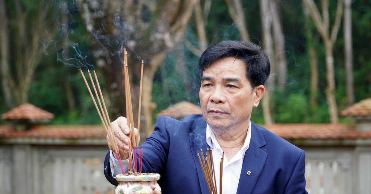 Chairman of the Provincial People's Committee Le Van Dung offered incense to commemorate historical relics in Tien Phuoc