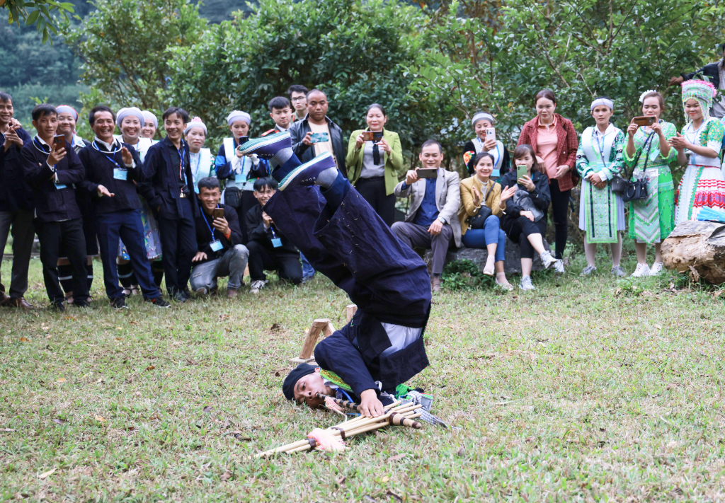 El artista interpreta con maestría la danza Khen. Foto: The Vinh