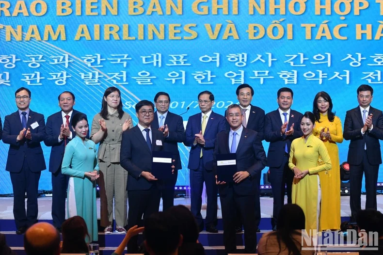 Vietnam Airlines celebrates 30 years of direct flights and welcomes 15 millionth passenger between Vietnam - Korea photo 2