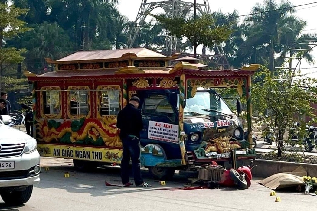 Un coche fúnebre choca contra varios vehículos detenidos en un semáforo en Nghe An; una persona muere