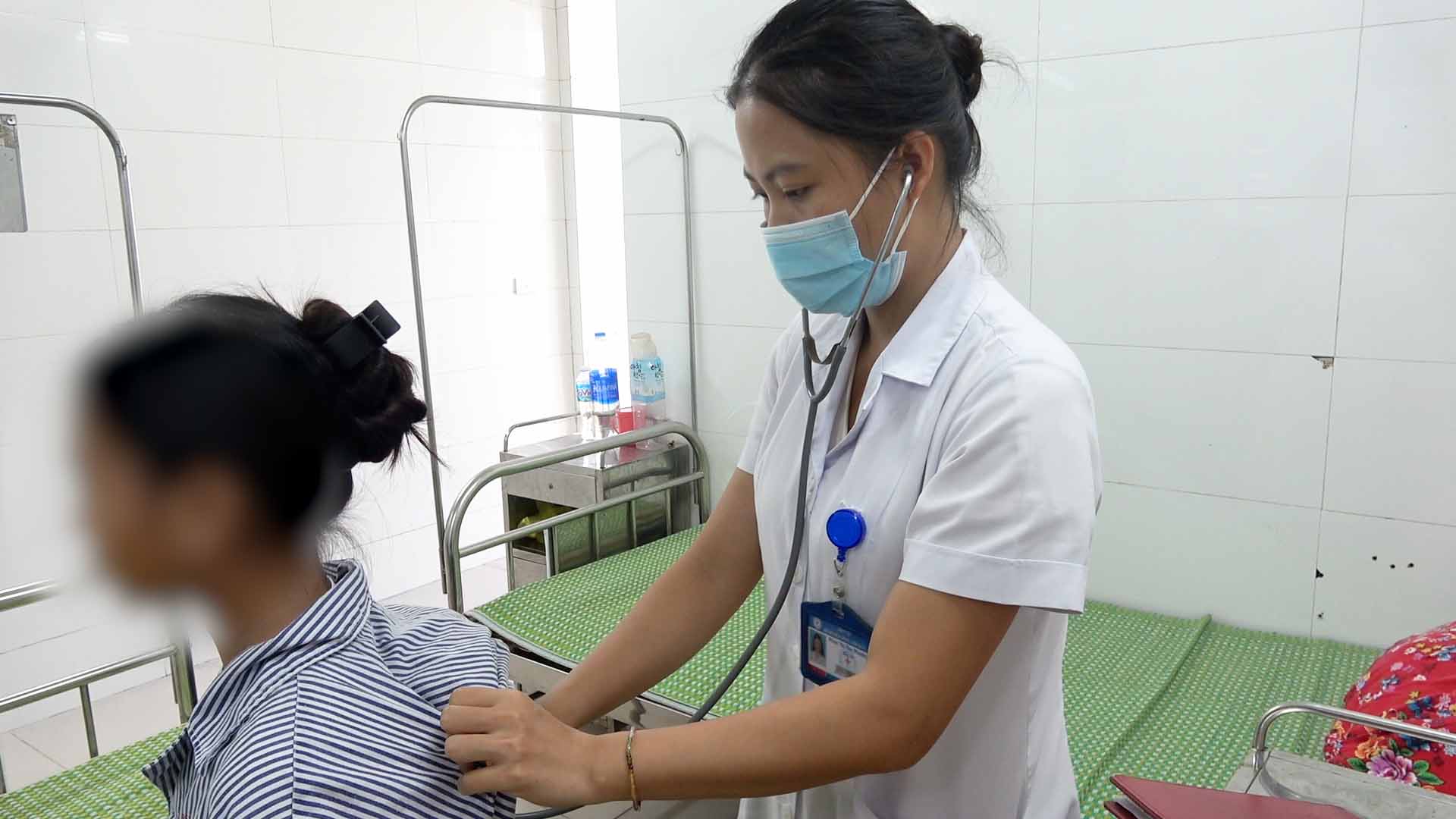 The image shows a doctor examining a patient. Photo: Reporters' Team