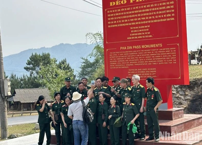 Lên cột mốc số 0 trên đỉnh Khoan La San