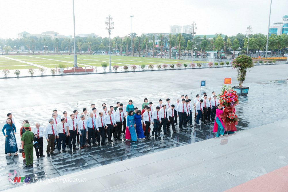 Delegates attending the Congress of the Union of Friendship Organizations of Nghe An province offered flowers at Ho Chi Minh Square.