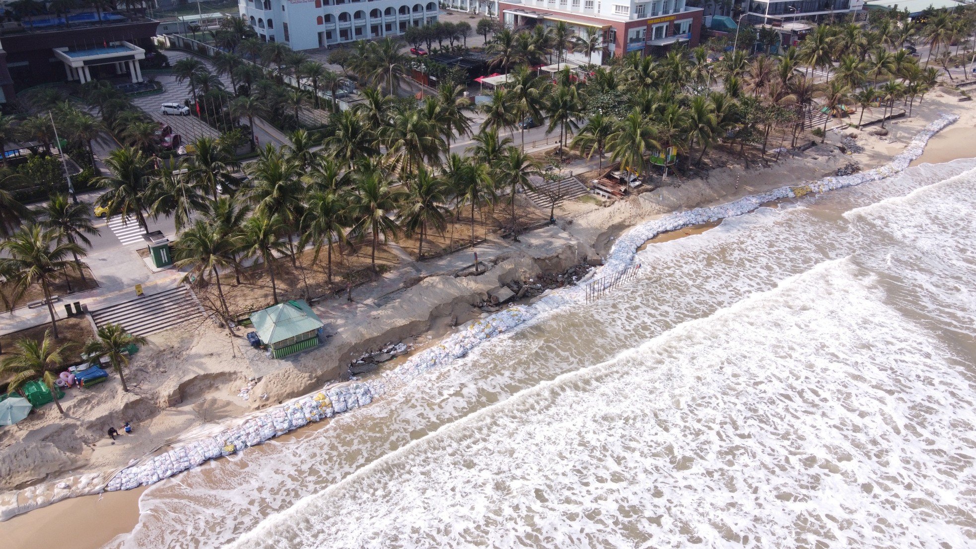 Scene of hundreds of meters of temporary dike built to save 'most beautiful beach in Asia' photo 1